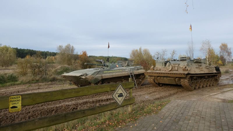 2 Panzer die auf einem Panzer Parkplatz bei Berlin stehen.