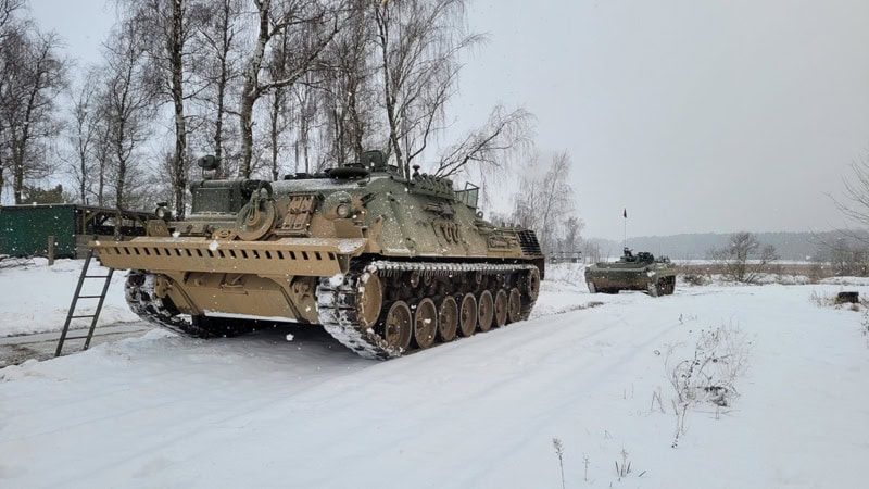 2 Panzer hintereinander die im Schnee stehen.