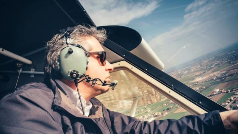 Ein Mann fliegt in einem Ultraleichtflugzeug.