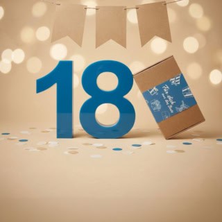 Große 18 Zahl mit Geschenkbox zum Geburtstag.