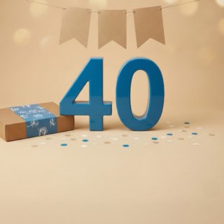 Große 40 Zahl mit Geschenkbox zum Geburtstag.
