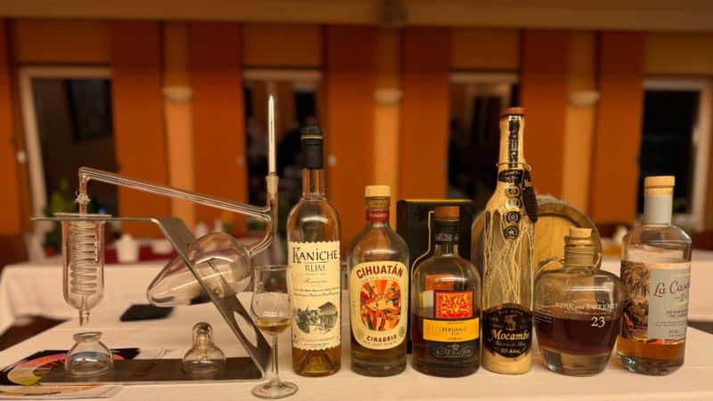Destillationsapparatur mit sechs verschiedenen Rum Flaschen - Rum Tasting in Dresden.
