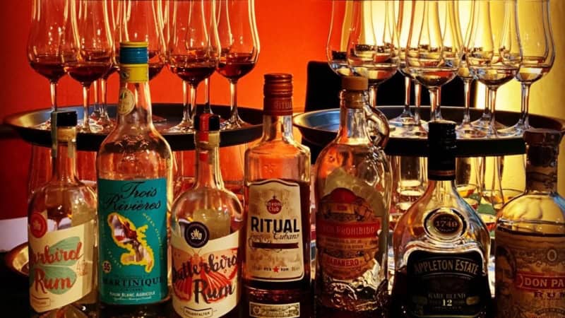 Sechs ausgewählte Rum Flaschen mit Verkostungsgläsern bei Rum Tasting in Dresden.